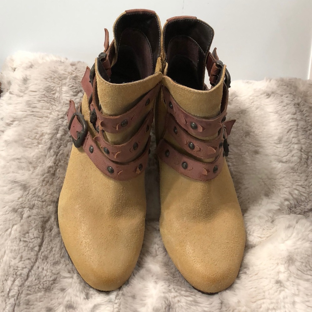 NIB otBT Valley View Honey Suede Bootie